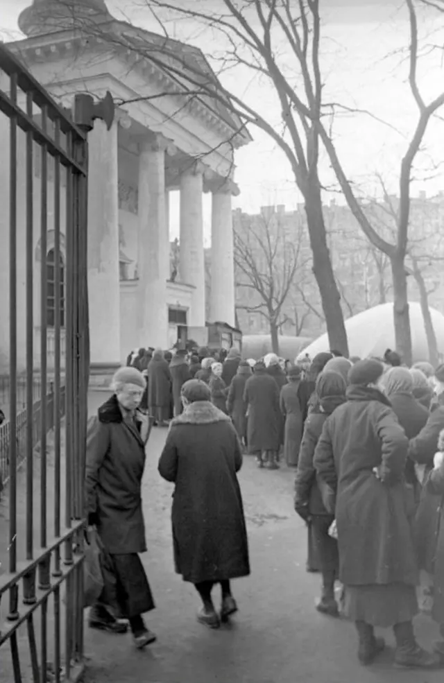 Очередь за хлебом в блокадном Ленинграде