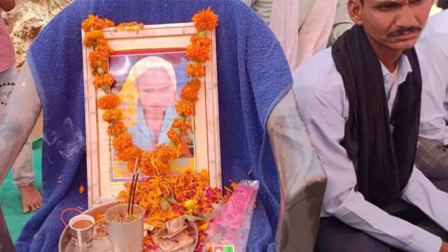 आशा देवी बैरवा की तस्वीर के साथ बैठे लोग