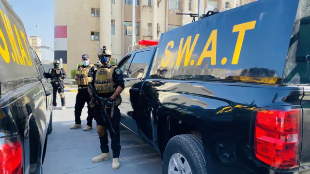 كان على فريق بي بي سي عربي التنقل تحت حماية الشرطة العراقية في البصرة نظرا لمخاطر التعرض للهجمات أو الاختطاف