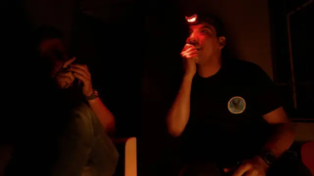 أحمد طلقة يمينا