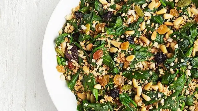 Les raisins secs peuvent aider à augmenter l'apport quotidien en fibres lorsqu'ils sont associés à une alimentation équilibrée.