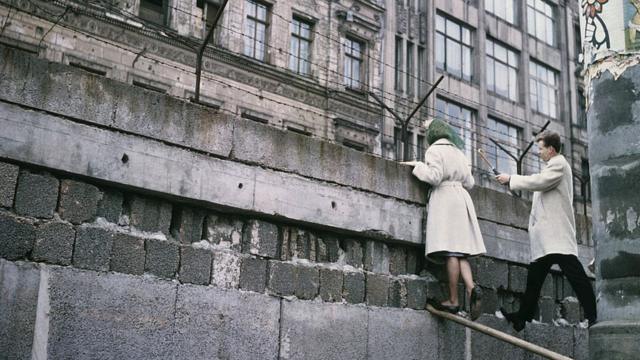 Разделенный стеной город: жители Западного Берлина пытаются поговорить со своими родственниками, живущими в доме по ту сторону