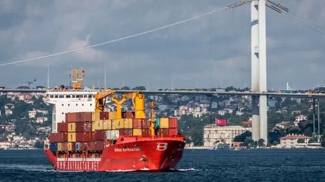 जहाज़ों से भरे रहने वाला बोस्पोरुस स्ट्रेट (जलडमरुमध्य) काला सागर को मरमरा सागर से जोड़ने वाला एकमात्र रास्ता है.