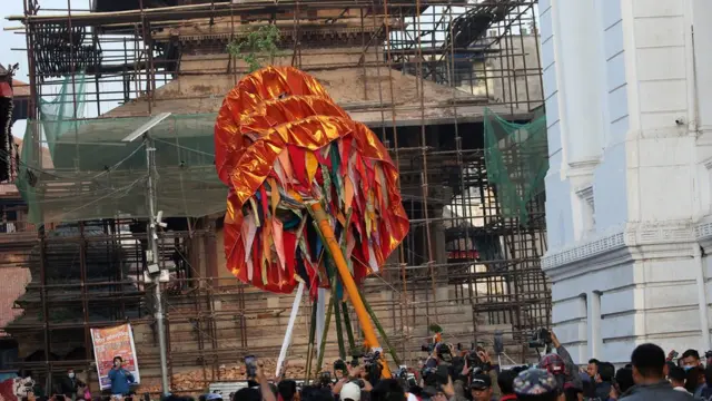 वसन्तपुरमा फागुन शुक्ल अष्टमीका दिन चीरोत्थान गरेपछि काठमाण्डूमा होली सुरु भएको मानिन्छ