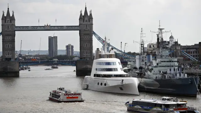 Моторная яхта "А" в центре Лондона