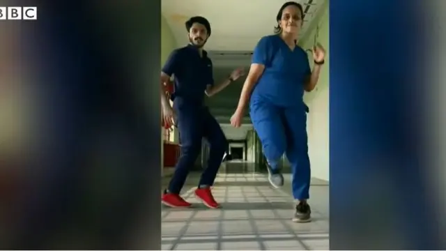 ভারতের কেরালার দুই মেডিকেল শিক্ষার্থীর নাচের ভিডিও আলোড়ন সৃষ্টি করে, কারণ তাদের একজন হিন্দু, অন্যজন মুসলিম।