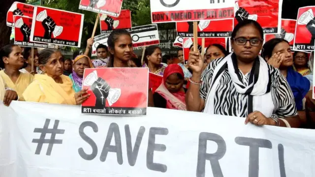 નાગરિક અધિકારોને સુનિશ્ચિત કરવાની દિશામાં અભૂતપૂર્વ કાયદો મનતો એવા RTI ઍક્ટ અંતર્ગત માહિતી મેળવવા બાબતે પ્રતિબંધ નાખવાની કોઈ જોગવાઈ ન હોવા છતાં ગુજરાતમાં રાજ્ય માહિતી પંચ દ્વારા પાછલા લગભગ 18 મહિનામાં જુદા જુદા મામલામાં દસ નાગરિકોને RTI અરજી કરવા બાબતે બૅન કરી દેવાયા છે