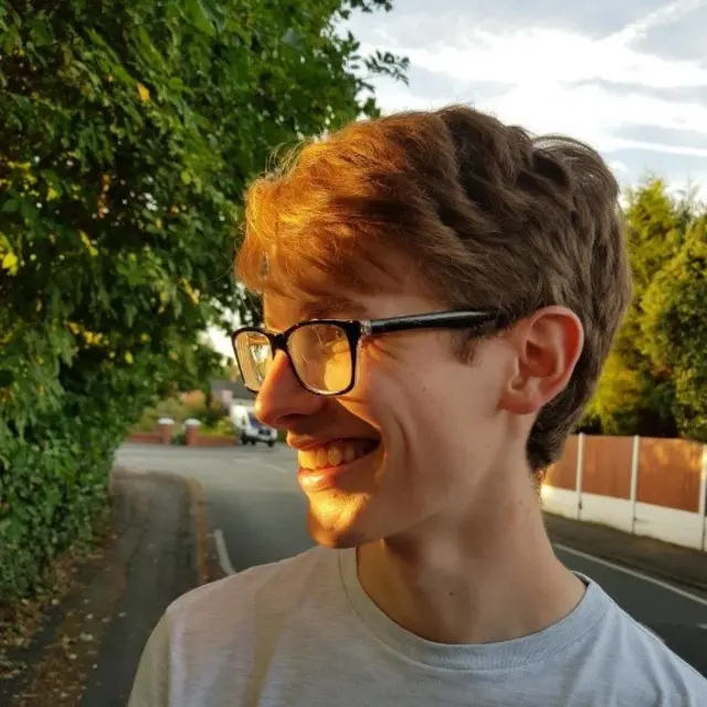 เอดดี เฮลส์ เคยโพสต์ข้อความผ่านทวิตเตอร์เพื่อชักชวนให้ผู้ติดตามหันมาให้ความสำคัญกับสิ่งที่กำลังเกิดขึ้นในไทยเมื่อสัปดาห์ที่ผ่านมา