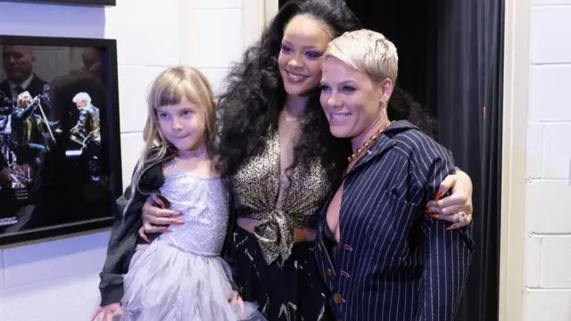 المغنية ريانا تلتقط صورة مع المغنية بينك وابنتها ويلو قبل بدء الحفل