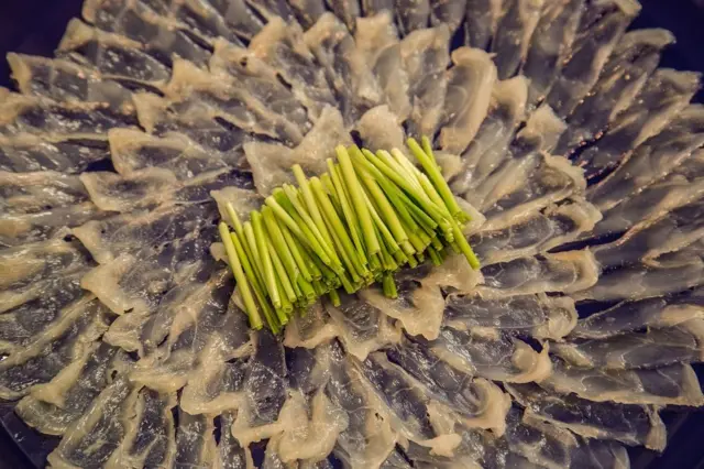 เนื้อปลาปักเป้าดิบแล่เป็นชิ้นบาง ถือว่าเป็นอาหารเลิศรสชนิดหนึ่ง