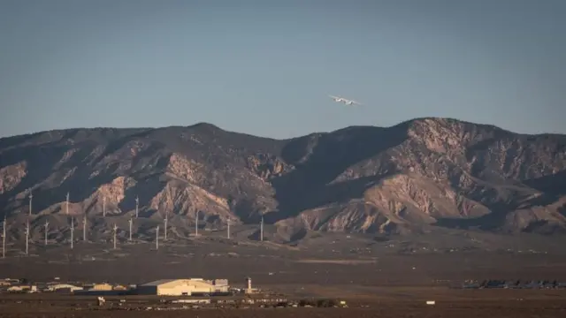 Voo inaugural do Stratolaunch no desertosurebet calculatorMojave