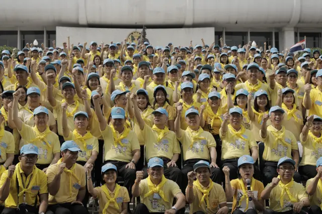26 Dec 2018 - ประธาน สนช และสมาชิก ร่วมถ่ายภาพก่อนทำกิจกรรม big cleaning
