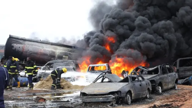 Awọn osisẹ panapana n sisẹ lati pa ina to n jo ati mọto to n jona