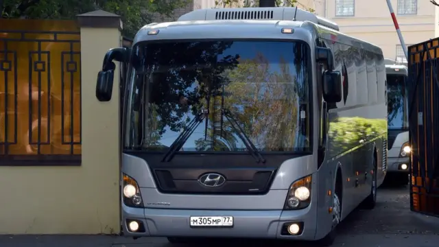 автобус выезжает из ворот