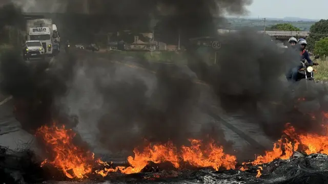 Pneus queimados durante protestoaviator estrela bet logincaminhoneiros