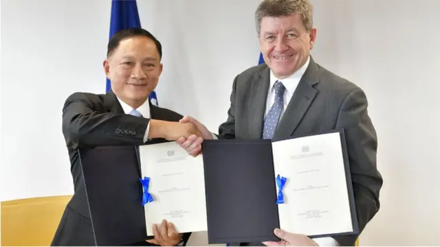 (ซ้าย) พล.ต.อ.อดุลย์ แสงสิงแก้ว รัฐมนตรีว่าการกระทรวงแรงงาน และ นายกาย ไรเดอร์ ผู้อำนวยการใหญ่ องค์การแรงงานระหว่างประเทศ