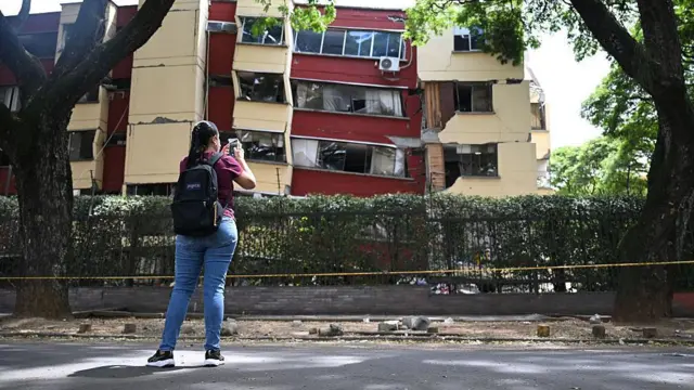 Cali, Colombia, en un edificio afectado por el sismo.