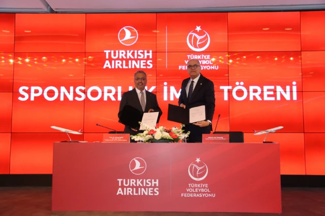 Sponsorluk anlaşması imza törenine TVF Başkanı Mehmet Akif Üstündağ ve THY Yönetim Kurulu Başkanı Ahmet Bolat katıldı