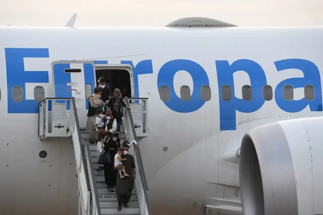 යුරෝපයේ නීතිවිරෝධීව රැඳී සිටින පුද්ගලයින්ට දඩයක්, ක්ෂණික පිටුවහල් කිරීමක් හෝ යම් කාල සීමාවකට ෂෙන්ගන් කලාපයට ඇතුළු වීම තහනම් කළ හැකිය.