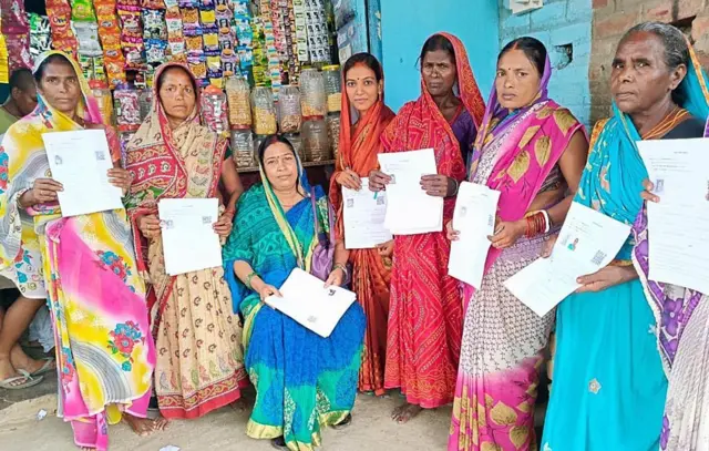 সরকারের নিজের দেওয়া তথ্য অনুযায়ীই নির্বাচন কমিশন যেসব নথি চাইছে, তা বহু মানুষের কাছেই নেই।