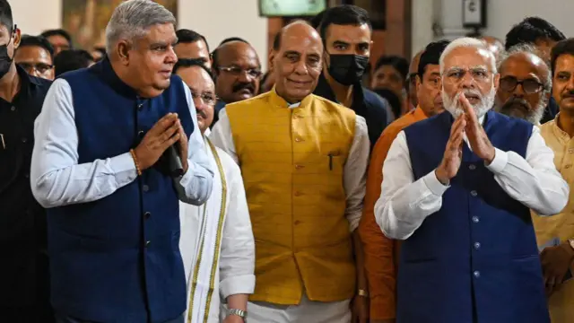 प्रधानमंत्री नरेंद्र मोदी और रक्षा मंत्री राजनाथ सिंह के साथ जगदीप धनखड़ (फ़ाइल फ़ोटो) 