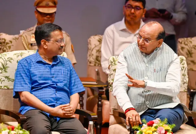 केजरीवाल , विनय कुमार सक्सेना