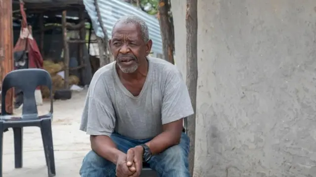 Aworan okunrin kan to n gbategun niwaju ita ile re