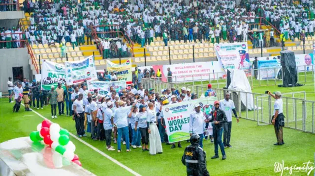 Workers gather to commemorate dia day