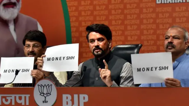 बीजेपी नेता मनोज तिवारी, अनुराग ठाकुर और दिल्ली के तत्कालीन प्रदेश बीजेपी अध्यक्ष आदेश गुप्ता