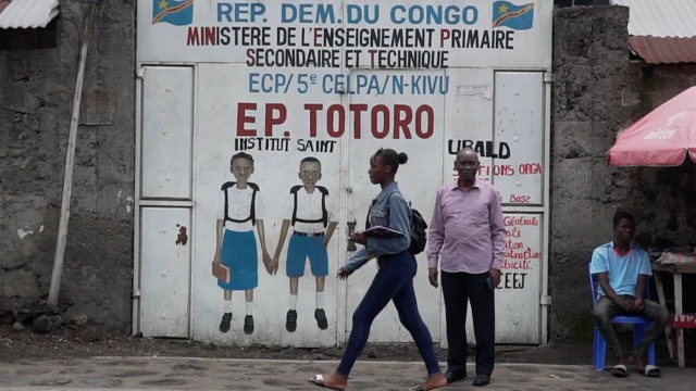 Abana barenga umuliyoni, ivyigwa vyabo birazingamitswe n'intambara, m'uburaruko bwa Kivu.
