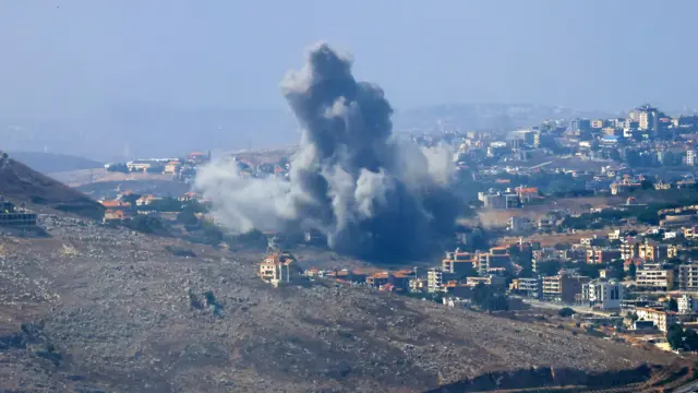 صورة تظهر تصاعدا لأعمدة الدخان في منطقة سكنية بين الجبال في لبنان في أعقاب غارة جوية إسرائيلية