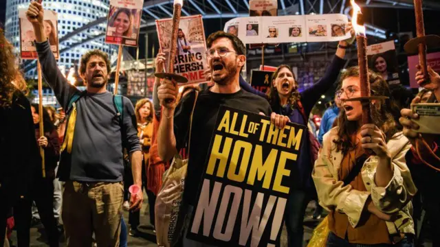 గాజాలో బందీలుగా ఉన్న అందరినీ విడిపించాలంటూ 2024లో ఇజ్రాయెల్‌లో ప్రజల నిరసన 