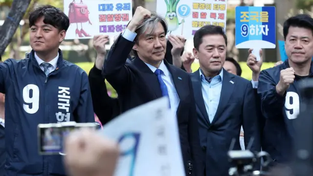 주먹을 불끈 쥔 채 유세하고 있는 조국혁신당 조국 대표