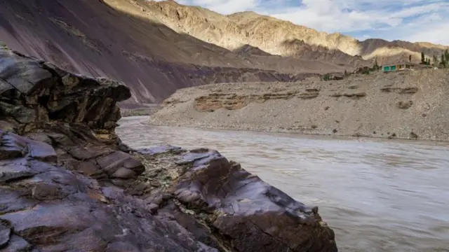 पहाड़ों के बीच से बहती हुई नदी