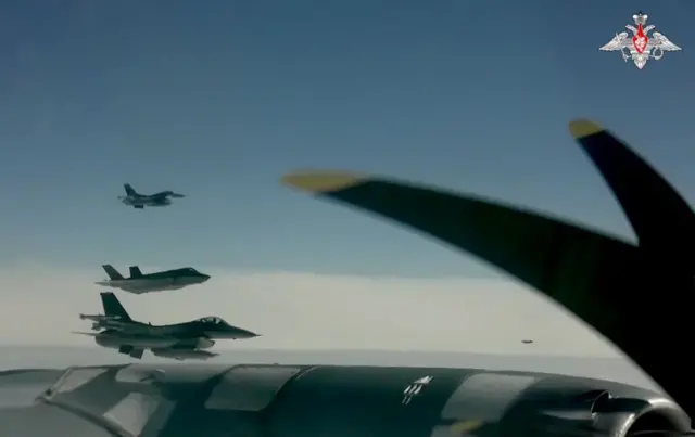 Un bombardero ruso siendo seguido por aviones de la OTAN