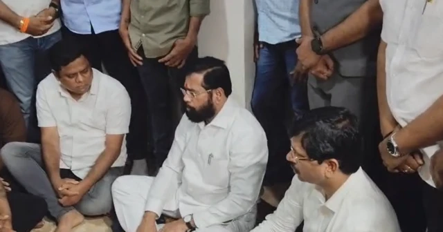 उपमुख्यमंत्री एकनाथ शिंदे यांनी शनिवारी (27 डिसेंबर) काळोखे कुटुंबियांची भेट घेतली.