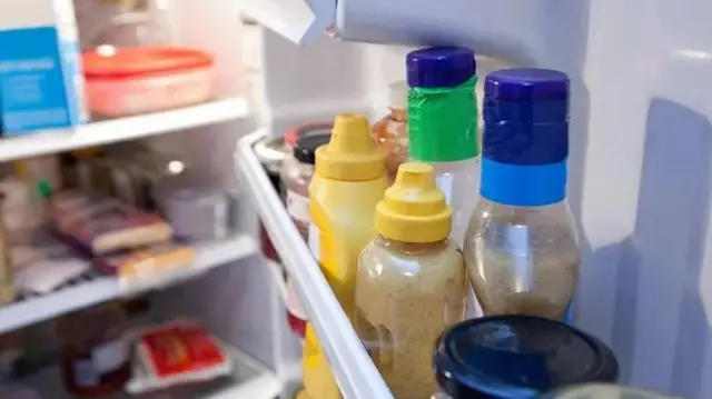 Halijoto kwenye mlango ni ya juu kuliko ndani ya jokofu, kwa hivyo ni bora kuhifadhi vitu kama maziwa au nyama mbichi karibu na nyuma.