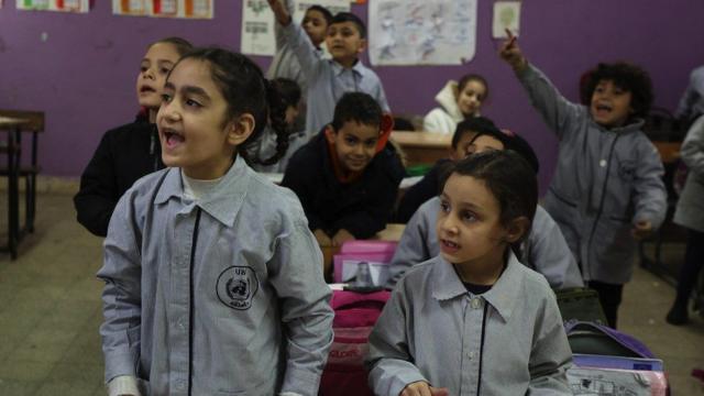 Niños palestinos asisten a clase en una escuela de la UNRWA en el campo de refugiados de Shatila, en las afueras de Beirut. 