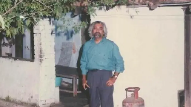 सैम पित्रोदा तितलागढ़ के अपने पैतृक निवास पर