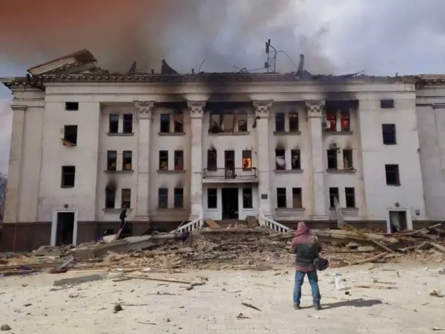 Сергій Забогонський на фоні зруйнованого драмтеатру