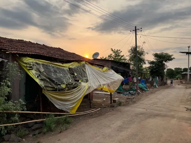 कातकरी समाजातील अनेक कुटुंबं आजही वीटभट्ट्या, कोळसा भट्ट्या, ऊसतोड आणि इतर मजुरीच्या कामांसाठी सतत स्थलांतर करत असतात.