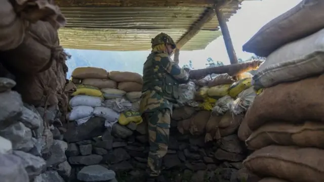 সীমান্তে বাংকারে অবস্থান নিয়েছে এক বিএসএফ সদস্য।