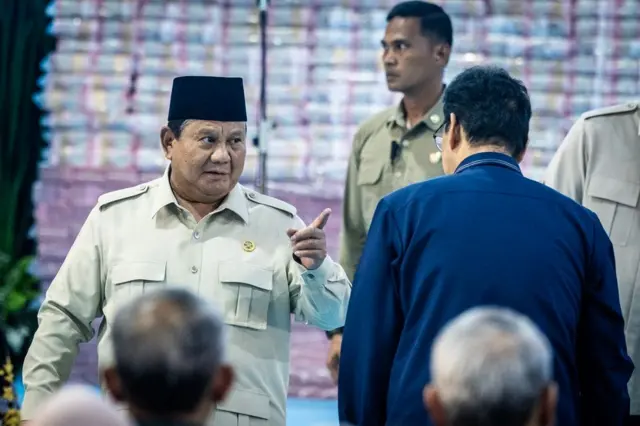 Presiden Prabowo Subianto (kiri) berbincang dengan Menteri Keuangan Purbaya Yudhi Sadewa (kanan) di Jakarta, Rabu (13/05).