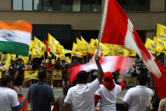 कनाडा में रहे भारतीयों के बीच संघर्ष 