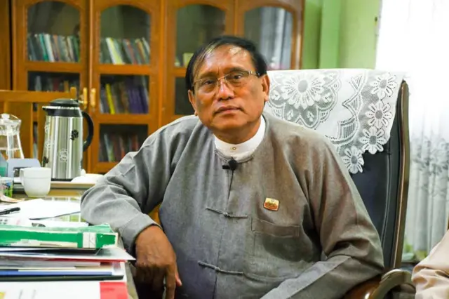 ဗိုလ်ချုပ်ထွန်းမြတ်နိုင်ရဲ့ ယောက္ခမ ဦးစံကျော်လှကို ပြီးခဲ့တဲ့နှစ်တွေအတွင်းကသူ့ရဲ့ရုံးခန်းအတွင်း တွေ့ခဲ့ရတဲ့မြင်ကွင်းဖြစ်ပါတယ်။ 