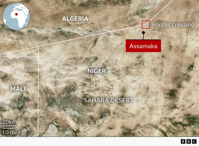 Map dey show di Algeria-Niger-Mali border area for di Sahara Desert, highlighting border crossing north-east of di town of Assamaka.
