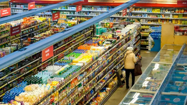 Widok slepu spożywczego z półkami pełnymi towarów