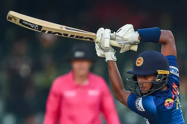 ශ්‍රී ලංකා ඉනිමේ අවසන් පන්දු වාර 10 තුලදී සටන්කාමී ලකුණු මට්ටමකට රැගෙන ඒමට නවක ක්‍රීඩක දුනිත් වෙල්ලාලගේ සහ මහීෂ් තීක්ෂණ සමත් වීය.