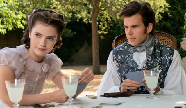 Luke Newton dans le rôle de Colin Bridgerton, vu ici avec sa sœur à l'écran Hyacinth (Florence Hunt)