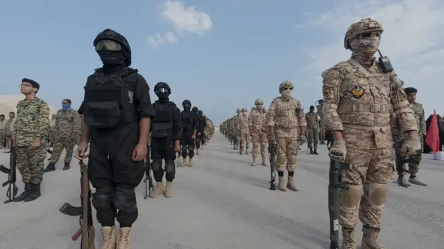 आईआरजीसी ईरान की नियमित सेना से पूरी तरह अलग है और इसकी अपनी वायुसेना और नौसेना भी है